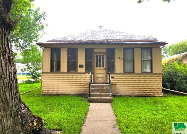 Property at 125 N Yale St, Vermillion, SD 57069, 2 beds, 1 bath