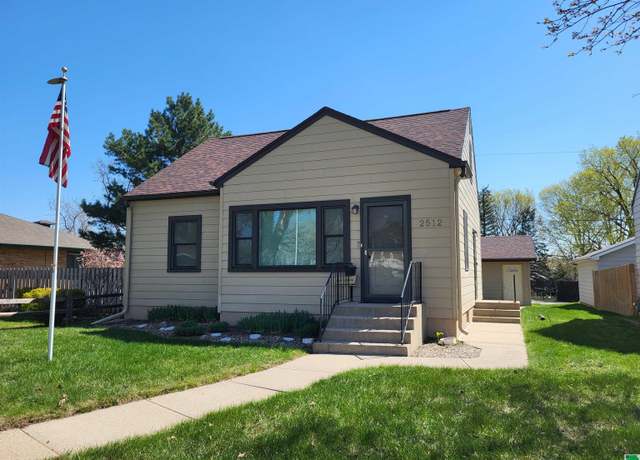 Property at 2512 S Cypress St, Sioux City, IA 51106, 3 beds, 1 bath