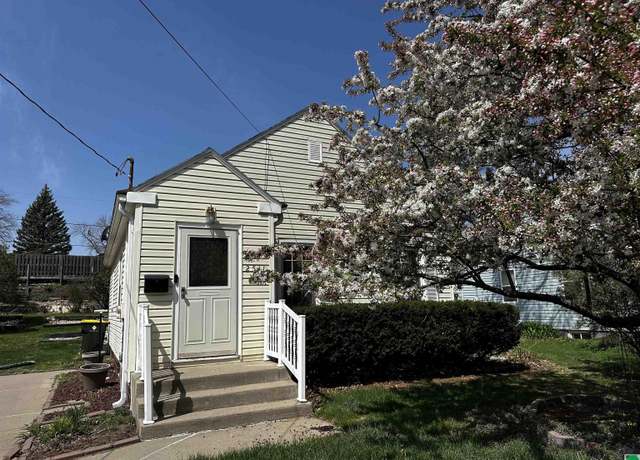 Property at 2511 S St Aubin St, Sioux City, IA 51106, 2 beds, 1 bath