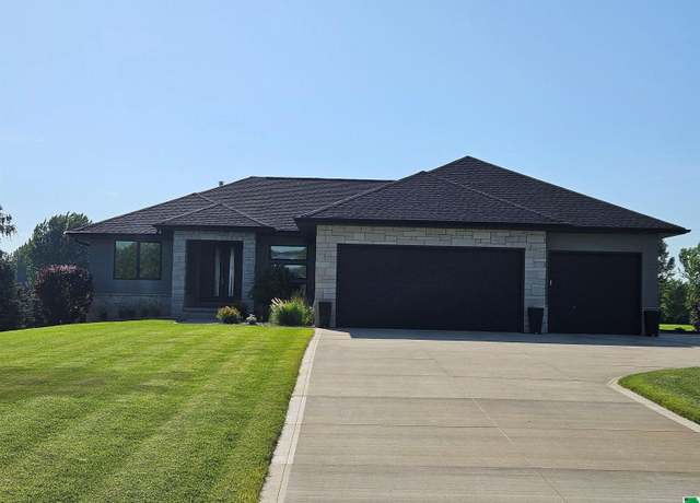 Property at 927 Wynstone Dr, Jefferson, SD 57038, 5 beds, 4 baths