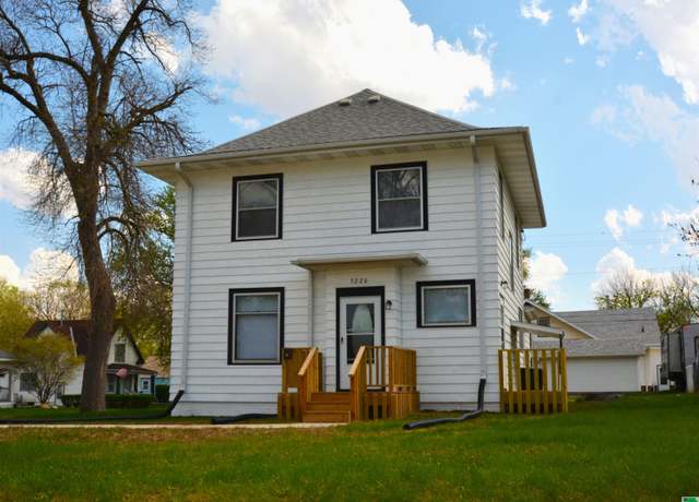 Property at 5220 Morningside Ave, Sioux City, IA 51106, 4 beds, 2 baths
