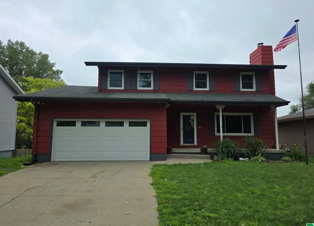 Property at 1524 30th St, Sioux City, IA 51104, 4 beds, 3.5 baths