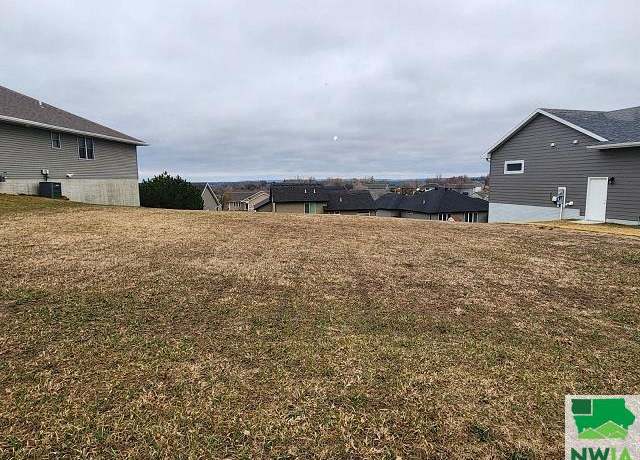 Property at 4210 Fieldcrest Dr, Sioux City, IA 51103