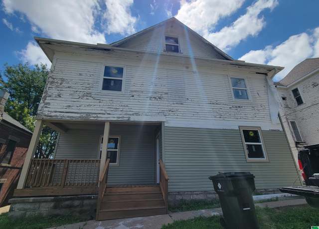 Property at 212 Perry St, Sioux City, IA 51103, 6 beds, 4 baths
