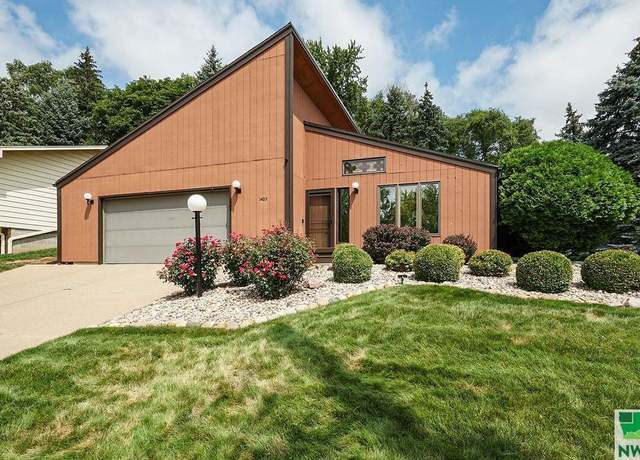 Property at 1423 35th St, Sioux City, IA 51104, 2 beds, 2 baths