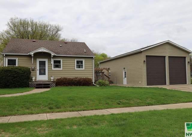 Property at 809 S Tama St, Rock Rapids, IA 51246, 3 beds, 2 baths