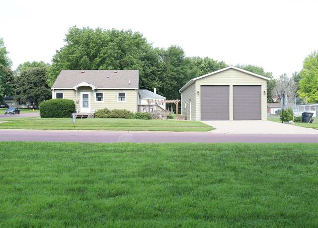 Property at 809 S Tama St, Rock Rapids, IA 51246, 3 beds, 2 baths