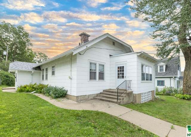 Property at 2028 S Cleveland St, Sioux City, IA 51106, 2 beds, 2 baths