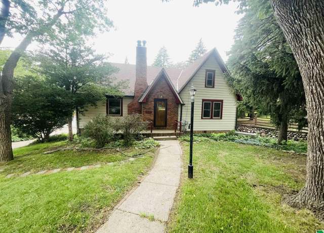 Property at 2405 E Solway St, Sioux City, IA 51104, 3 beds, 2 baths