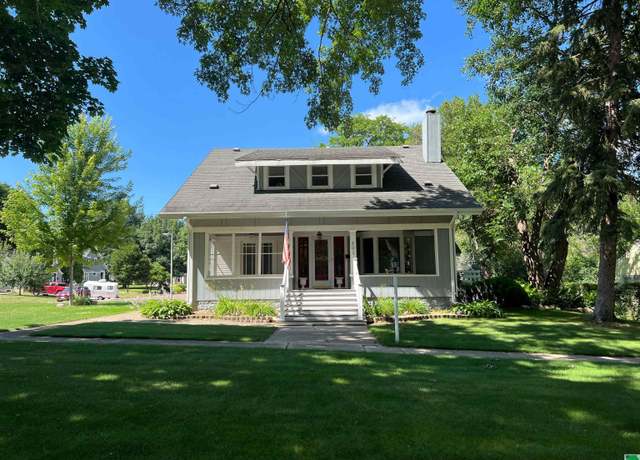 Property at 401 2nd St St NE, Orange City, IA 51041, 4 beds, 2 baths
