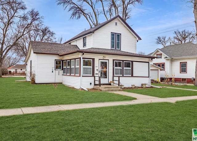 Property at 327 1st Ave Ave NW, Lemars, IA 51031, 2 beds, 1.5 baths