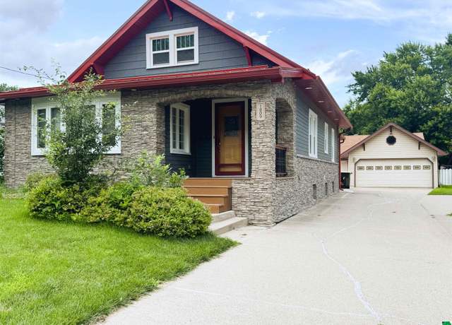 Property at 1809 31st St, Sioux City, IA 51104, 4 beds, 2 baths