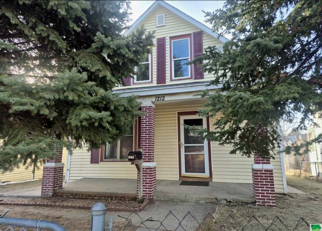 Property at 1212 W 4th St, Sioux City, IA 51103, 5 beds, 1 bath