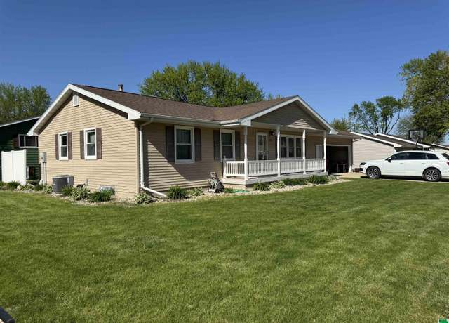 Property at 1001 E 8th St, Storm Lake, IA 50588, 3 beds, 2.5 baths