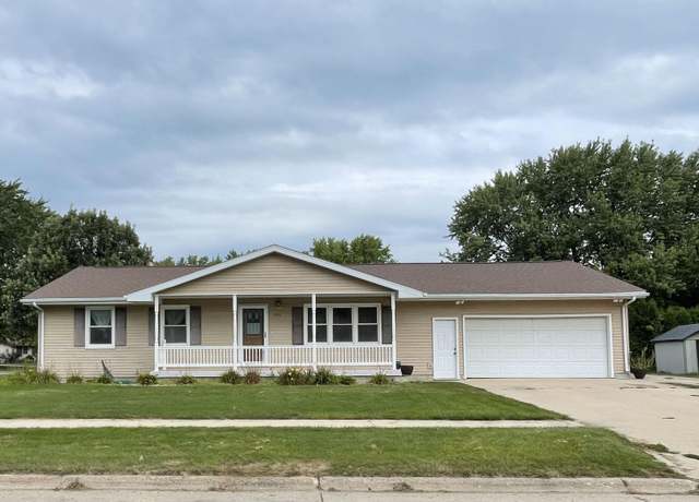Property at 1001 E 8th St, Storm Lake, IA 50588, 3 beds, 2.5 baths