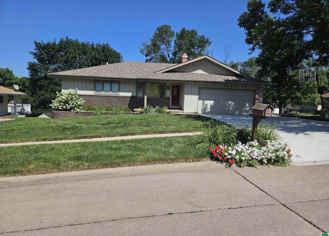 Property at 3118 S Cedar St, Sioux City, IA 51106, 5 beds, 3 baths