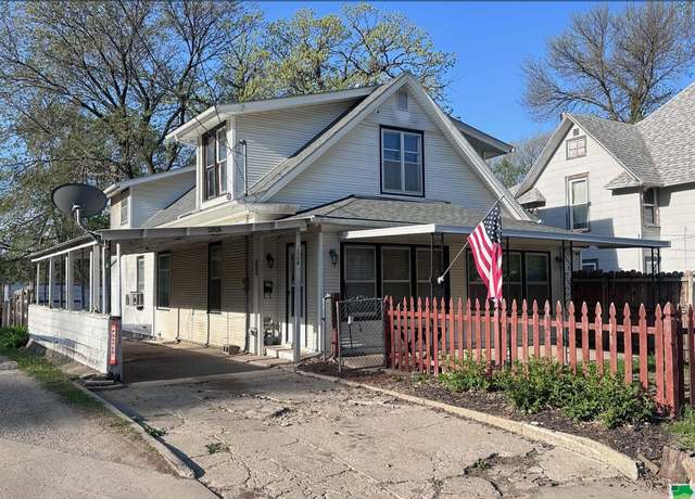 Property at 2806 2nd St, Sioux City, IA 51105, 3 beds, 2.5 baths