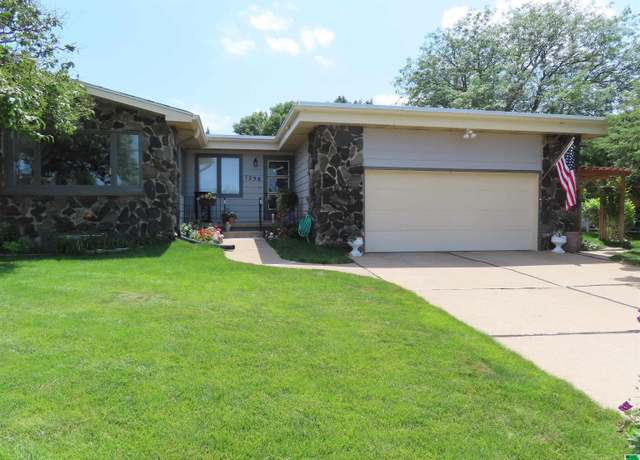 Property at 1259 Hiawatha Trl, Sioux City, IA 51104, 2 beds, 3 baths