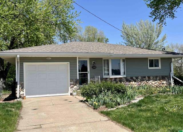 Property at 4228 Old Lakeport Rd, Sioux City, IA 51106, 3 beds, 2 baths