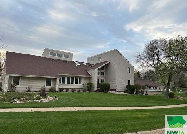 Property at 4 Deerhaven Dr, Sioux City, IA 51104, 5 beds, 4 baths