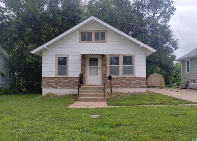 Property at 2110 S Patterson St, Sioux City, IA 51106, 2 beds, 1 bath