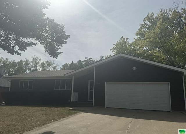 Property at 3243 Cheyenne Blvd, Sioux City, IA 51104, 5 beds, 3 baths