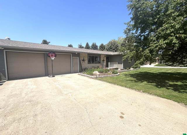 Property at 1707 E Ave, Dakota City, NE 68731, 3 beds, 2 baths