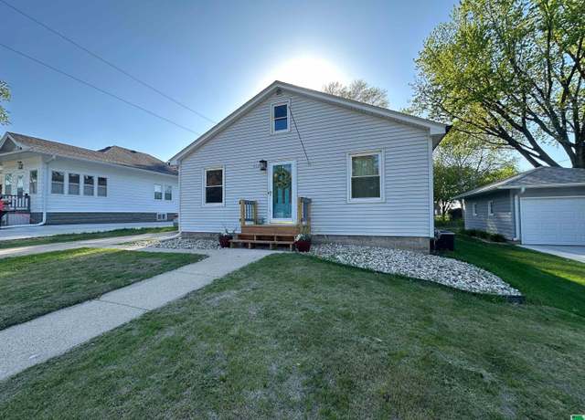 Property at 510 7th Ave, Sheldon, IA 51201, 4 beds, 2 baths