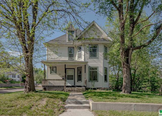 Property at 1201 18th St, Sioux City, IA 51104, 4 beds, 2 baths