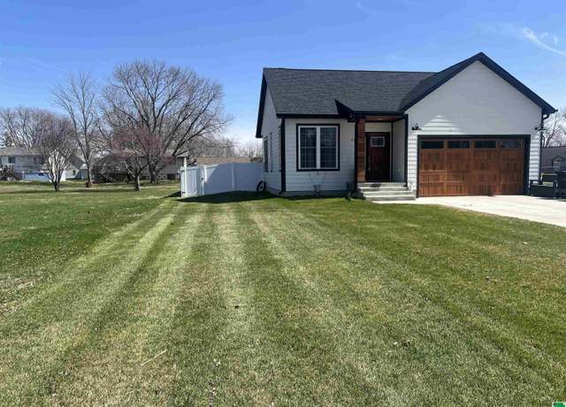 Property at 523 4th St, Onawa, IA 51040, 5 beds, 3 baths