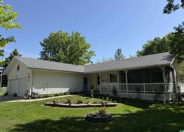 Property at 403 13th St, Onawa, IA 51040, 2 beds, 2 baths