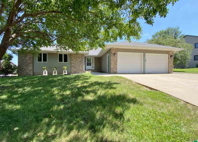 Property at 1530 3rd Ave Ave SE, Lemars, IA 51031, 4 beds, 3.5 baths