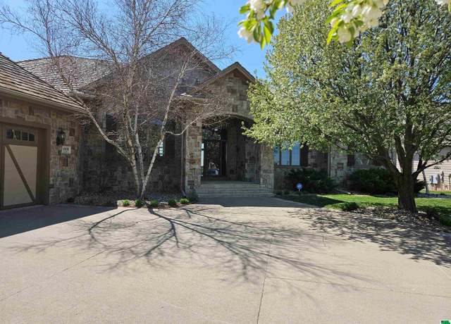 Property at 4508 Stoneridge Pt, Sioux City, IA 51106, 4 beds, 4.5 baths