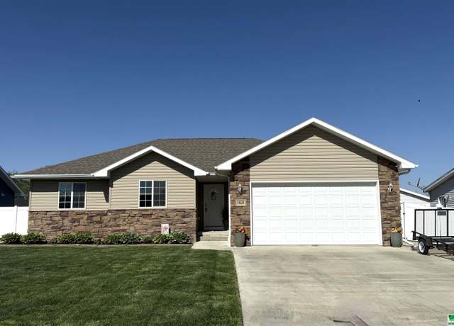 Property at 1821 Missouri View Ln, South Sioux City, NE 68776, 4 beds, 3 baths