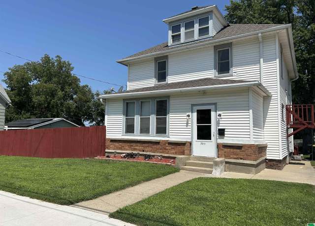 Property at 3011 Dodge Ave, Sioux City, IA 51106, 4 beds, 2 baths