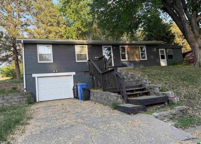 Property at 400 S 7th St, Akron, IA 51001, 3 beds, 2 baths