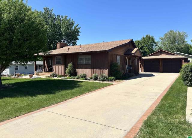 Property at 123 10th St St SW, Lemars, IA 51031, 1 bed, 2 baths