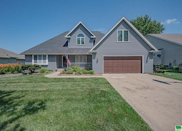 Property at 4901 Singing Hills Blvd, Sioux City, IA 51106, 4 beds, 3.5 baths