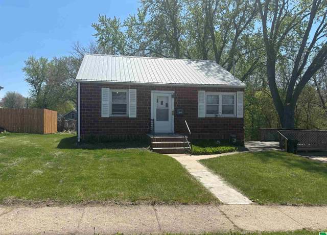 Property at 2816 Macomb Ave, Ave, Sioux City, IA 51106, 2 beds, 1 bath
