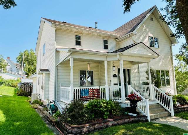 Property at 430 W Cedar St, Cherokee, IA 51012, 4 beds, 3 baths