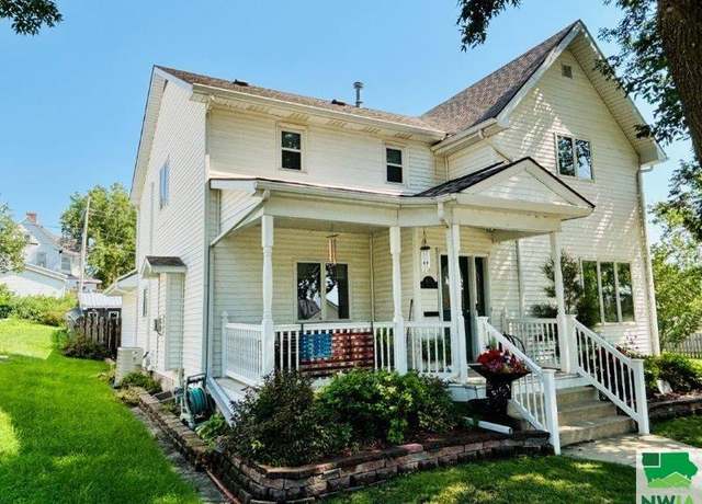 Property at 430 W Cedar St, Cherokee, IA 51012, 4 beds, 3 baths