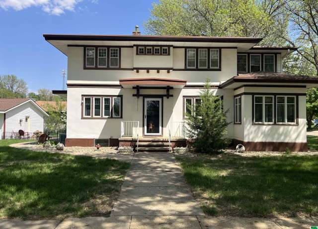 Property at 350 S 6th St, Akron, IA 51001, 3 beds, 2 baths