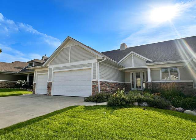 Property at 2614 Castles Gate Dr, Sioux City, IA 51106, 3 beds, 2.5 baths