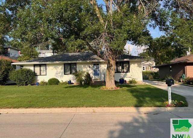 Property at 2704 Willow St, Sioux City, IA 51106, 4 beds, 2.5 baths
