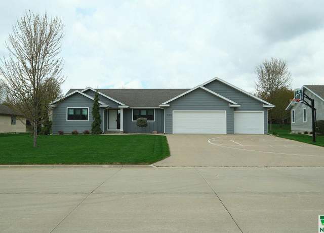Property at 1535 6th Ave Circle Cir SE, Sioux Center, IA 51250, 5 beds, 3.5 baths