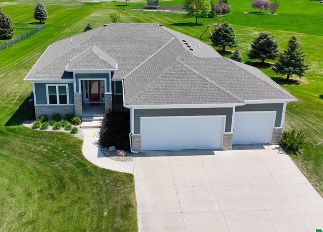 Property at 823 Brookside Dr, Jefferson, SD 57038, 4 beds, 3 baths