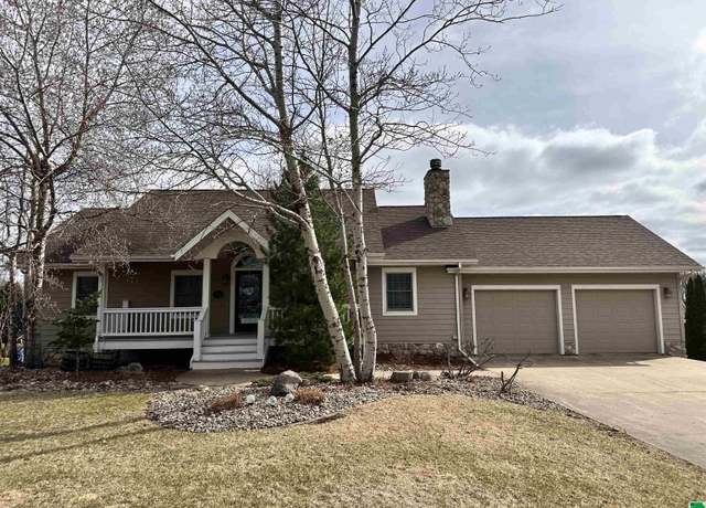 Property at 545 7th Street St NW, Sioux Center, IA 51250, 4 beds, 2 baths
