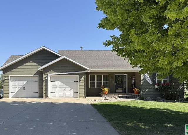 Property at 172 10th Street Cir NE, Sioux Center, IA 51250, 4 beds, 3 baths