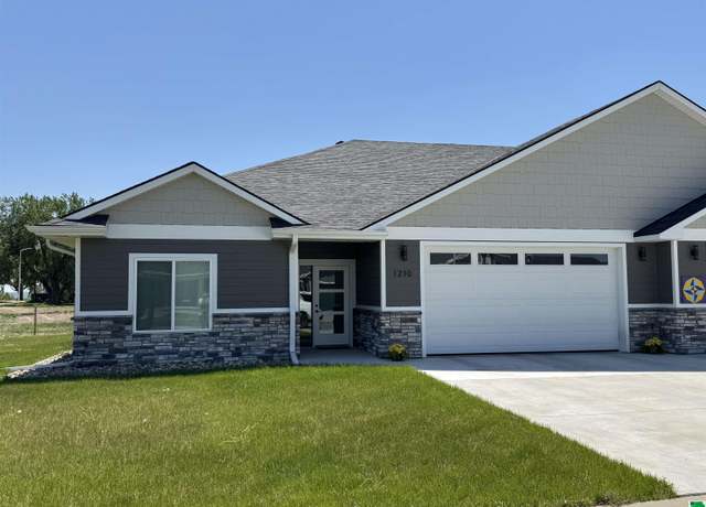 Property at 1210 Rockwell Trl, Vermillion, SD 57069, 3 beds, 2 baths