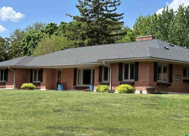 Property at 1 Colonial Cir, Storm Lake, IA 50588, 4 beds, 3 baths
